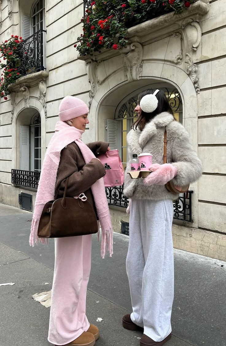 راهنمای خرید لباس زنانه ۱۴۰۴؛ جدیدترین مدل‌های تونیک، بافت، شلوار، شومیز، مانتو و کلاه گوش‌پوش